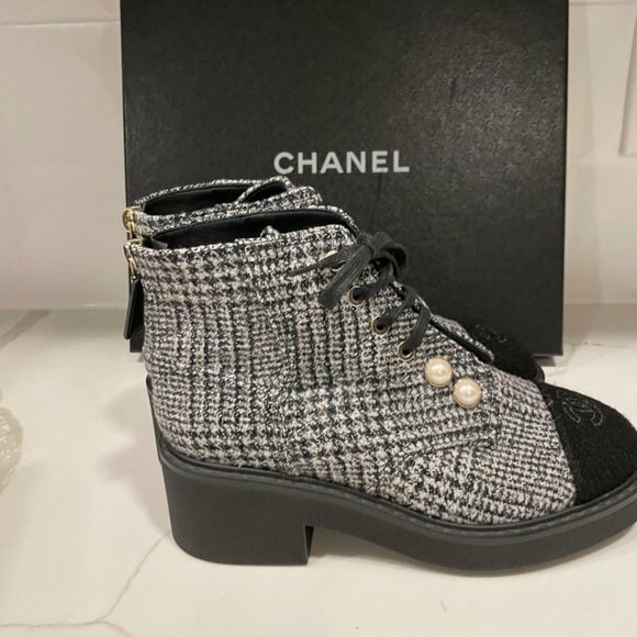 CHANEL 20B Tweed Fabric Cap Toe Pearl Lace Up Ankle Bootie Boots Shoes - Picture 4 of 13